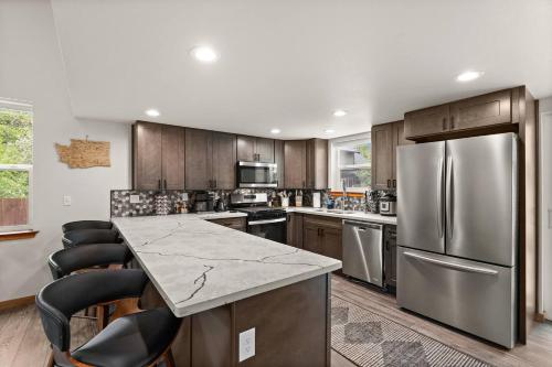 Rainier XL Chalet EV-Hot Tub-Game Room-Guest Suite in 阿什福德(WA)