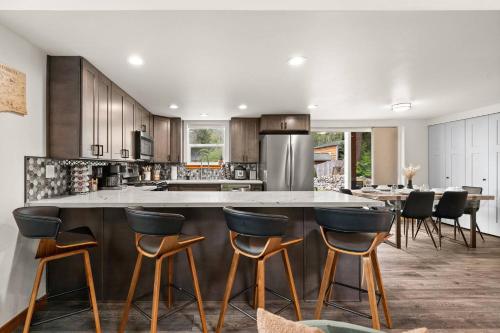 Rainier XL Chalet EV-Hot Tub-Game Room-Guest Suite in 阿什福德(WA)
