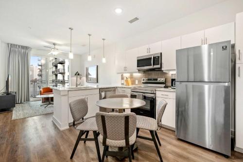 FIFA 2026 Stay -1B1B Midtown Apartment Private Balcony, Views, Gym - 2 mi from Mercedes-Benz Stadium in SoNo District