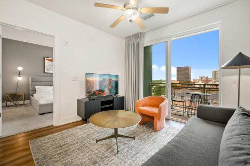 FIFA 2026 Stay -1B1B Midtown Apartment Private Balcony, Views, Gym - 2 mi from Mercedes-Benz Stadium in SoNo District