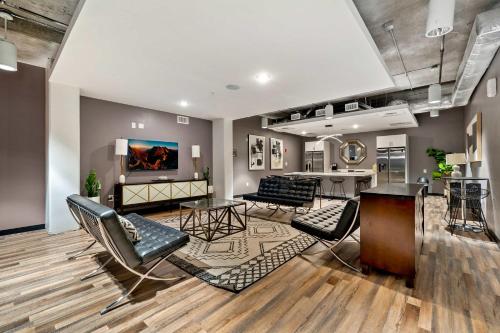 FIFA 2026 Stay -1B1B Midtown Apartment Private Balcony, Views, Gym - 2 mi from Mercedes-Benz Stadium in SoNo District