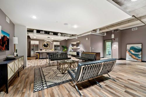 FIFA 2026 Stay -1B1B Midtown Apartment Private Balcony, Views, Gym - 2 mi from Mercedes-Benz Stadium in SoNo District