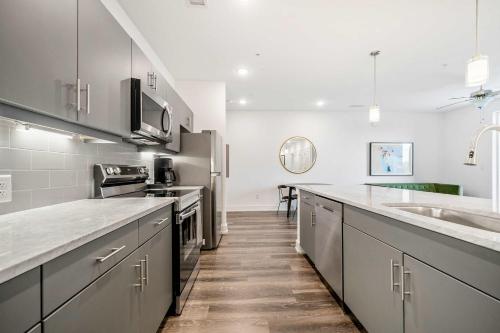 FIFA 2026 Stay - 2B2B with Private Balcony Modern & Stylish - 2 mi from Mercedes-Benz Stadium - 6 in SoNo District