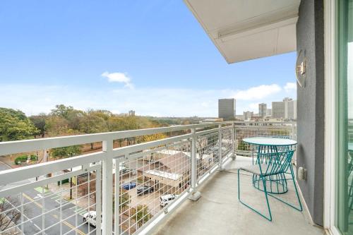 FIFA 2026 Stay - 2B2B with Private Balcony Modern & Stylish - 2 mi from Mercedes-Benz Stadium - 6 in SoNo District