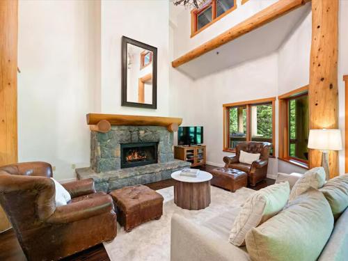 Ski In/Ski Out Luxury Home w/ jacuz/ fireplace in Whistler, Canada