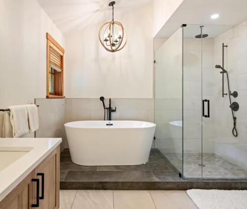 Ski In/Ski Out Luxury Home w/ jacuz/ fireplace in Whistler, Canada