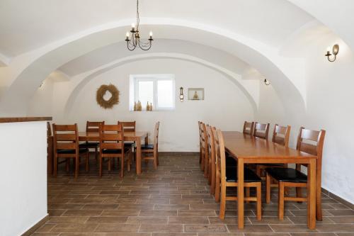 Shared lounge/TV area, Chalupa U Lavky in Lásenice