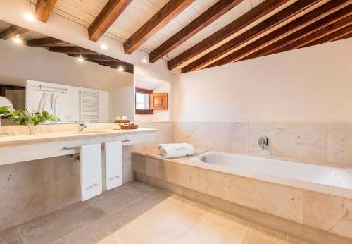 room detail thumbnail 2