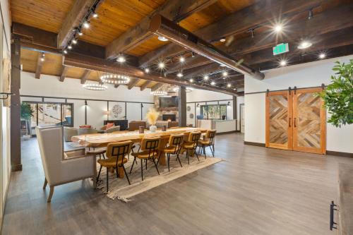 Sala de estar/TV partilhada, Yosemite Lakes Cabin & Cottages in Groveland (CA)