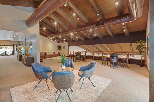 Sala de estar/TV partilhada, Yosemite Lakes Cabin & Cottages in Groveland (CA)