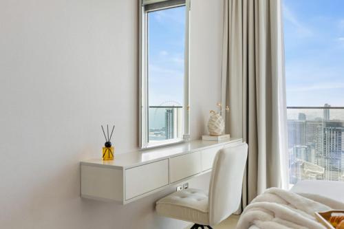 Deluxe Marina Gate Suite with Sea and Ain Dubai View - image 8