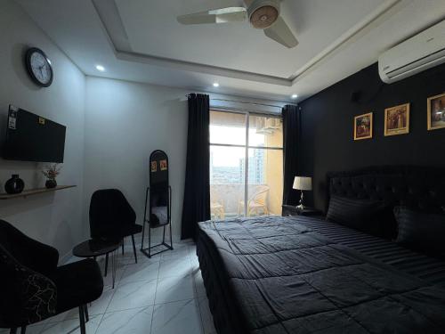 Modern Luxe Apartment with Stylish Black Interio - image 4