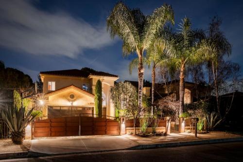 Ingresso, Sherman Oaks Home w Pool, Spa and Outdoor Kitchen in Sherman Oaks