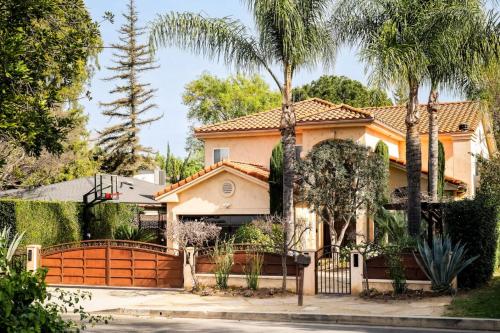 Ingresso, Sherman Oaks Home w Pool, Spa and Outdoor Kitchen in Sherman Oaks