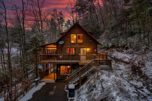 Family Cabin With 4 Arcades, Hot Tub, 8 Min to Pigeon Forge – khách sạn tại Ngoại ô Pigeon Forge