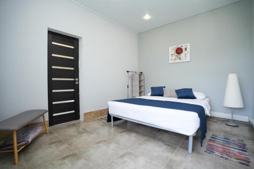1 double bed, 2 twin beds
