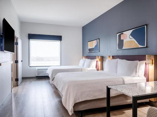 2 queen beds, 1 sofa bed