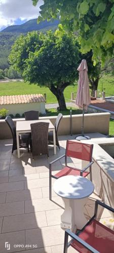 Skats, Gîte des Anges, Domaine de la Méouge, piscine et accès direct rivière (Gite des Anges, Domaine de la Meouge, piscine et acces direct riviere) in Barret-sur-Méouge