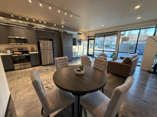 кухня, South Hill King Suite Stylish Private Parking Included in Moran Prairie