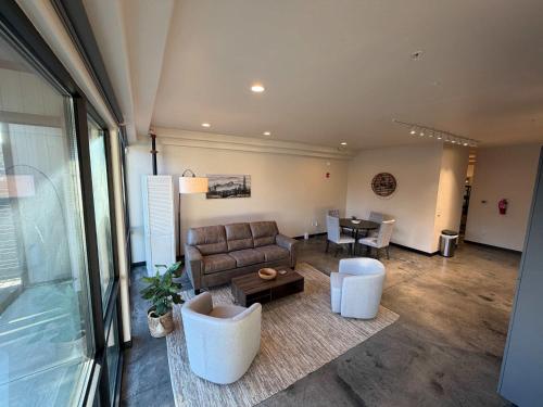 Удобства, South Hill King Suite Stylish Private Parking Included in Moran Prairie