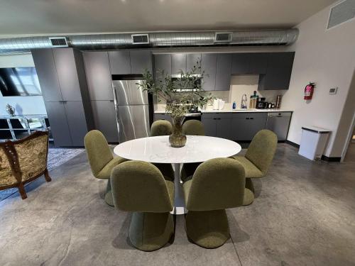кухня, Stylish South Hill Retreat Queen Bed and Sofa Sleeper Full Kitchen Free Parking in Moran Prairie