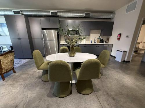 кухня, Stylish South Hill Retreat Queen Bed and Sofa Sleeper Full Kitchen Free Parking in Moran Prairie