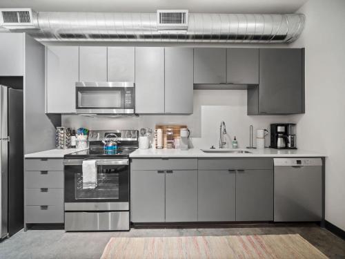 Удобства, Stylish South Hill Retreat Queen Bed and Sofa Sleeper Full Kitchen Free Parking in Moran Prairie