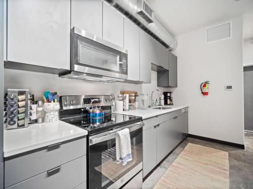 Удобства, Stylish South Hill Retreat Queen Bed and Sofa Sleeper Full Kitchen Free Parking in Moran Prairie