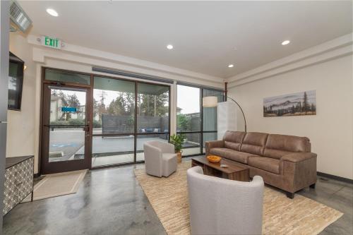 Удобства, South Hill King Suite Stylish Private Parking Included in Moran Prairie