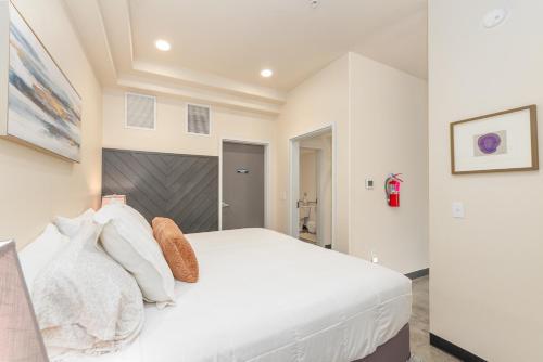 South Hill King Suite Stylish Private Parking Included in Moran Prairie
