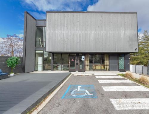 Удобства, South Hill King Suite Stylish Private Parking Included in Moran Prairie