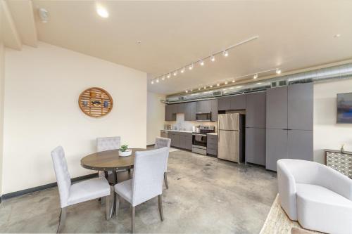 кухня, South Hill King Suite Stylish Private Parking Included in Moran Prairie