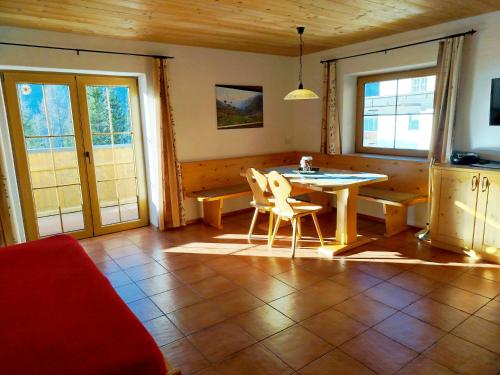 2 bedrooms, 5 beds