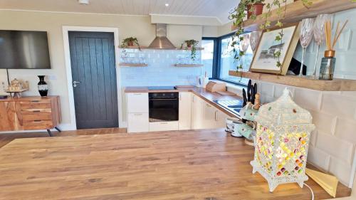 Westcove view three bedroom luxury house with hot tub in Caherdaniel