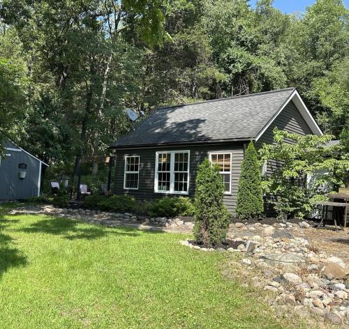 . Cedar Valley Cottage Ideal Location Pet friendly Get Away