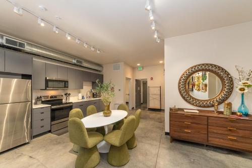 кухня, Stylish South Hill Retreat Queen Bed and Sofa Sleeper Full Kitchen Free Parking in Moran Prairie
