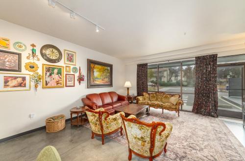 Стая за гости, Stylish South Hill Retreat Queen Bed and Sofa Sleeper Full Kitchen Free Parking in Moran Prairie
