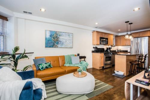 King Bed l CTA l United Center l Near Kasama l Patio – khách sạn tại Wicker Park