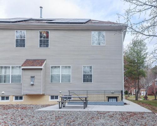 外部景觀, Chic Studio Retreat - Close to DC & Top Attractions in 蘭漢