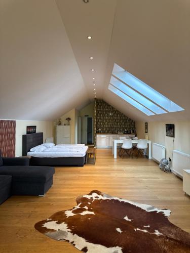 room detail thumbnail 2