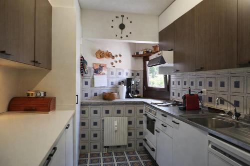 Alpine Apartment with Balcony, Lake & Ski Views in سيلفابلانا