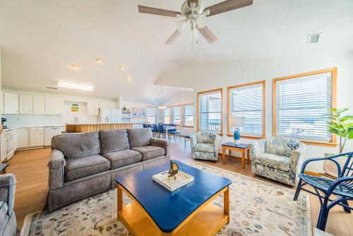 Sea Sun Greetings - Kitty Hawk MP 2.5, Ocean Views, Direct Beach Access, Pool, Hot Tub, Pets OK in Kitty Hawk (NC)