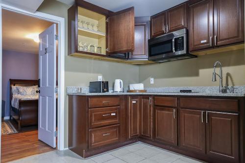 Stylish Studio Escape - Calm & Convenient Lanham in 蘭漢