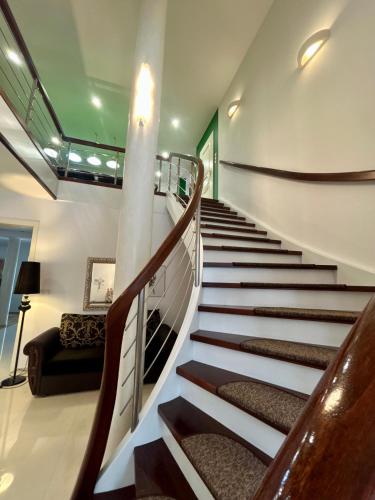 Villa Otolice obok Łowicza, 6 sypialni, balia, sauna, basen, snooker, 50 minut od Warszawy i Łodzi (Villa Otolice obok Lowicza, 6 sypialni, balia, sauna, basen, snooker, 50 minut od Warszawy i Lodzi) in 洛維奇