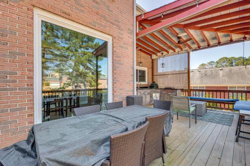 Outdoor Kitchen! Spacious Stone Mountain Retreat in Stone Mountain (GA)