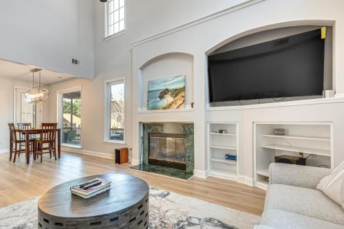 Outdoor Kitchen! Spacious Stone Mountain Retreat in Stone Mountain (GA)
