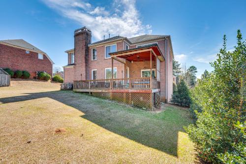 Outdoor Kitchen! Spacious Stone Mountain Retreat in Stone Mountain (GA)