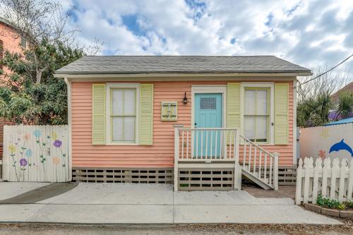 1 Mi to Beach Colorful Cottage in Galveston! in Galveston, USA