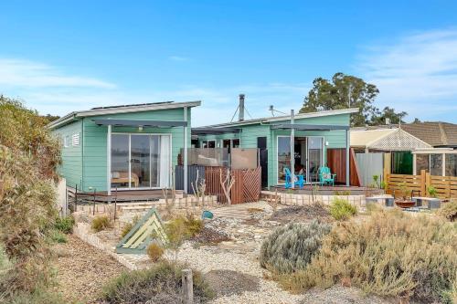 Mermaid Haus - Beach Escape with Pool, Fire & Style – khách sạn tại Port Adelaide