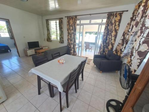 Shared lounge/TV area, Fare Tipanier in Manihi